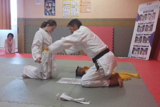 Une jeune judokate reçoit sa ceinture jaune